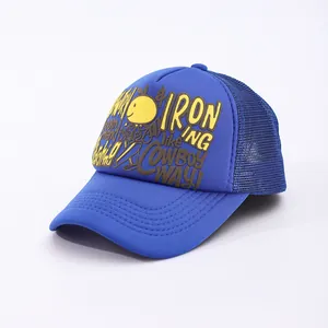 Détail d'une casquette trucker bleue avec imprimé graffiti jaune et visage souriant