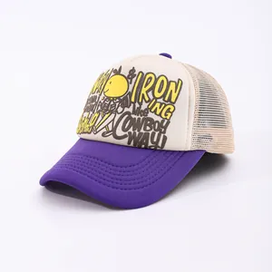 Détail du bord violet et de la casquette trucker en mesh avec motif cowboy way