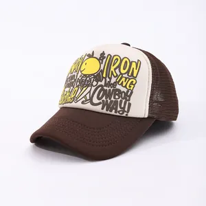 Détail d'une casquette trucker respirante avec filet et lettrage graffiti sur l'avant
