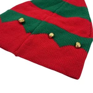 Detalle del gorro de elfo navideño a rayas rojas y verdes con tres cascabeles dorados
