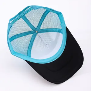 Cappellino trucker bicolore con scritta CATS e chiusura snapback regolabile