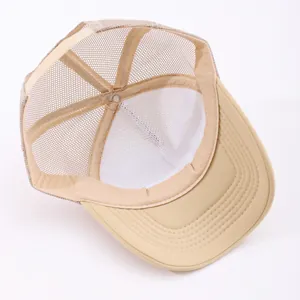 Vue interne d'une casquette trucker montrant le bandeau de confort et la maille respirante