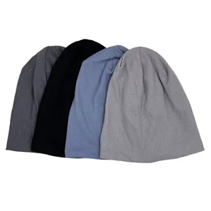 Minimalistische Beanie-Mützen mit Waffelstrick in Grau und Schwarz für Damen und Herren