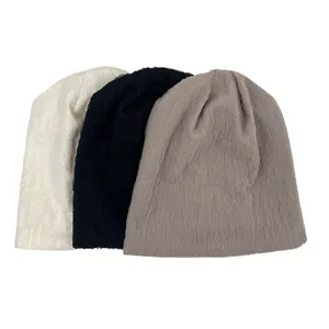 Trois bonnets en tricot pour femmes avec texture dentelle en blanc, noir et taupe