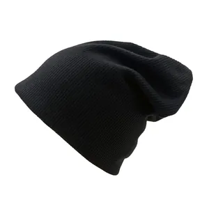 Detailansicht der schwarzen Waffelstrick-Struktur auf einer lockeren Slouchy-Beanie-Mütze