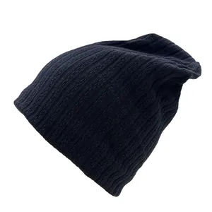 Detailansicht der dunkelblauen Beanie mit vertikaler Rippstrickstruktur und Stretch-Stoff