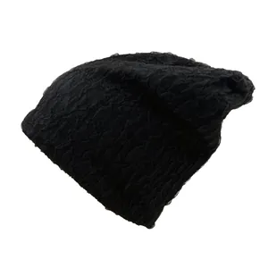 Bonnet noir minimaliste en maille texturée gaufrée sur fond blanc pour femme élégante
