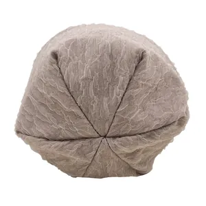 Bonnet en maille jacquard beige pour femme avec une texture douce et un style décontracté