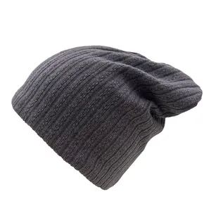 Dunkelgraue Strickmütze mit Rippenmuster für Damen und Herren im lässigen Slouch-Stil