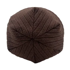 Dunkelbraune Strickmütze mit Rippenmuster für Damen und Herren mit klassischem Streifendesign