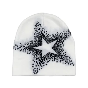 Gros plan d'un bonnet en tricot blanc avec un motif d'étoile noire pixelisée d'hiver