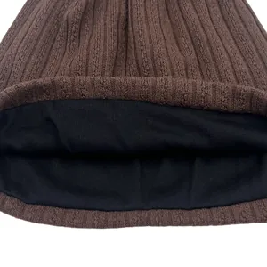 Braune gestrickte Beanie mit Streifenmuster, doppelter Schicht und weichem Innenfutter