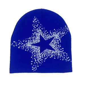 Détail du bonnet en tricot bleu avec motif d'étoile blanche et texture jacquard fine