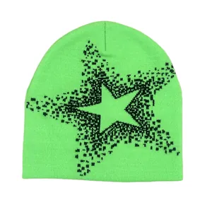 Détail du bonnet en maille vert fluo arborant un motif étoile pixélisé noir