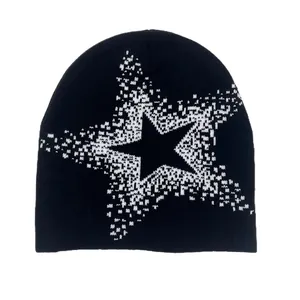 Bonnet en maille noir avec motifs d'étoiles pixelisées blanches pour tenue d'hiver