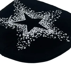 Gros plan du bonnet noir en maille avec motif étoile pixelisée blanche et texture détaillée