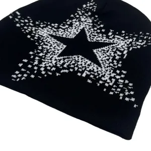 Bonnet en tricot noir unisexe avec motifs d'étoiles pixelisées blanches de style Y2K