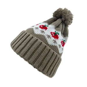Berretto in maglia Fair Isle con graziosi motivi a fragola e pompon per il calore invernale
