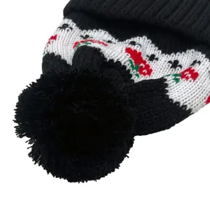 Berretto in maglia stile Fair Isle con pompon nero e motivi floreali colorati