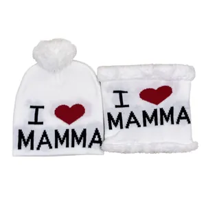 Set invernale con berretto e scaldacollo in maglia con testo 'I love MAMMA' e cuore rosso
