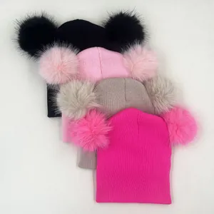Bonnet en Tricot d'Hiver pour Filles Avec Double Pompons en Fausse Fourrure Chaud Coupe-vent Couleur Unie Bonnet en Acrylique