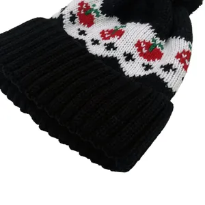 Berretto in maglia Fair Isle con graziosi motivi a fragola e protezione calda per le orecchie