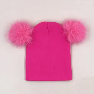 Bonnet tricoté pour filles avec deux pompons en fausse fourrure rose vif pour l'hiver