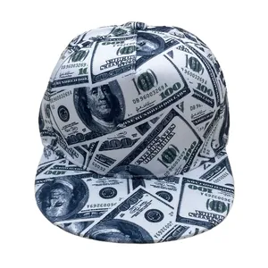 Detailopname van de snapback met platte rand en realistische print van 100 dollar biljetten