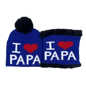 Dettaglio del set blu lavorato a maglia per neonati con berretto e sciarpa I love PAPA