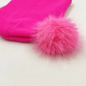 Bonnet en tricot rose pour filles avec grand pompon en fausse fourrure de renard colorée