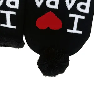 Set invernale cuffia e sciarpa in maglia per neonato con scritta I love PAPA e pompon neri