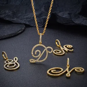 Goldene Buchstaben-Anhänger mit Zirkonia-Besatz an einer eleganten Kordelkette für Damen