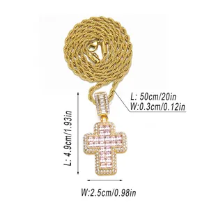 Collana con ciondolo a croce dorata hip hop con zircone rosa e catena a corda da 50cm