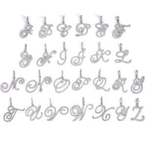 Vue macro des 26 pendentifs lettres cursives en argent sertis de micro-pavage de zircon