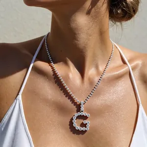 Schitterende zilveren G-letter hanger ketting met zirkonia gedragen door een model