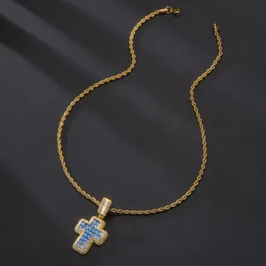 Collana con pendente a croce dorata con zirconi quadrati blu e pavé di diamanti brillanti