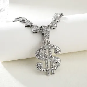 Makroaufnahme der silbernen Hip-Hop-Dollar-Halskette mit funkelnden Strass-Herzgliedern