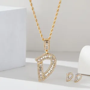 Dettaglio del set collana e orecchini con lettera D placcato oro e zirconi bianchi
