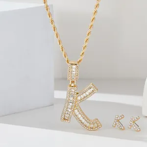 Set di collana con ciondolo a lettera K dorata e orecchini a lobo con zirconi incastonati