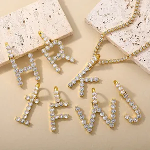 Detailopname van gouden letterhangers met fonkelende stenen op elegante stenen blokken