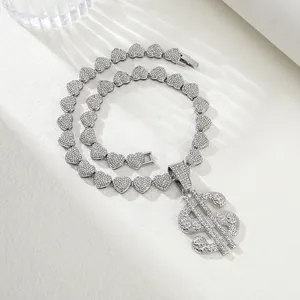 Nahaufnahme des vereisten Silber-Dollar-Anhängers und der Herz-Gliederkette mit Zirkonia