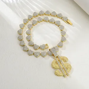 Nahaufnahme der goldenen Herz-Kette und Dollar-Anhänger mit glänzenden Zirkonia
