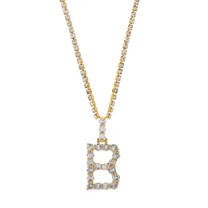Vergulde ketting met letter B hanger en sprankelende zirkonia steentjes in hiphop stijl