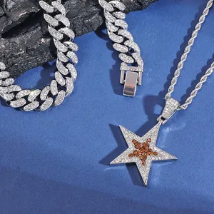 Λεπτομέρεια από hip-hop μενταγιόν αστέρι και αλυσίδα Cuban με στρας πάνω σε πέτρα