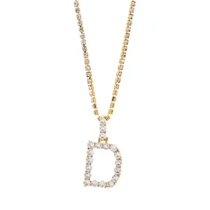 Detailopname van gouden letter D-hanger met fonkelende zirkonia op een tennis ketting