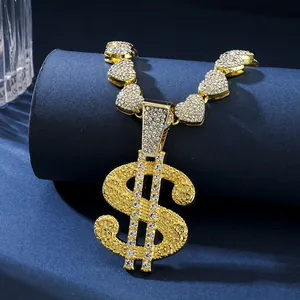 Detailansicht der Hip-Hop-Dollarkette mit herzförmigen Gliedern und Strasssteinen