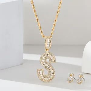 Dettaglio del set di gioielli con lettera S dorata con cristalli e catena a corda