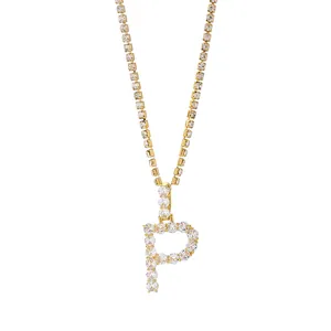 Detail van goudkleurige hiphop tennisketting met een met stenen bezette letter P hanger
