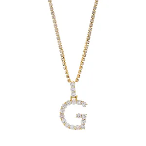 Close-up van de hiphop G-letter hanger met een sprankelende gouden tennis ketting voor dames