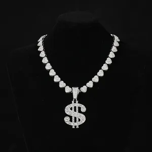 Detail der Hip-Hop Dollarzeichen Halskette mit glitzernden Strasssteinen auf Büste